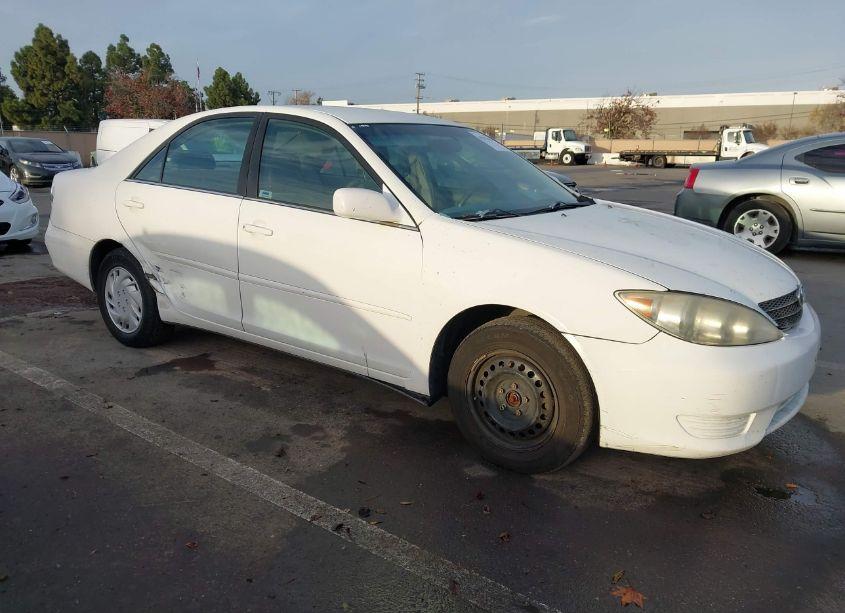 2004 Toyota Camry LE (VIN 4T1BE32K14U286820) main photo