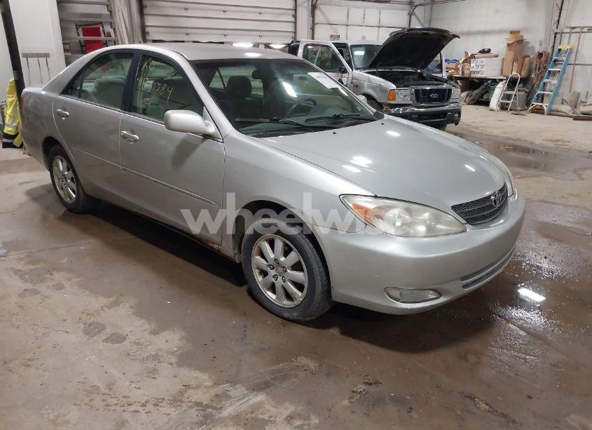 2004 Toyota Camry XLE (VIN 4T1BE32K14U872420) main photo
