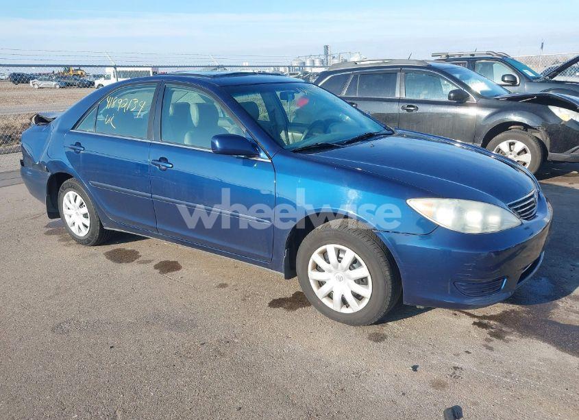 2005 Toyota Camry LE (VIN 4T1BE32K15U042795) main photo