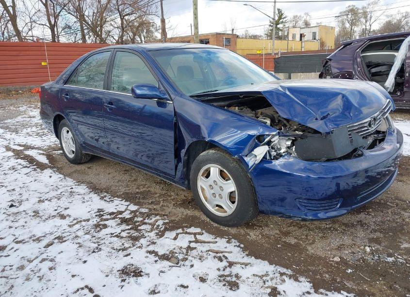 2005 Toyota Camry LE (VIN 4T1BE32K15U060195) main photo