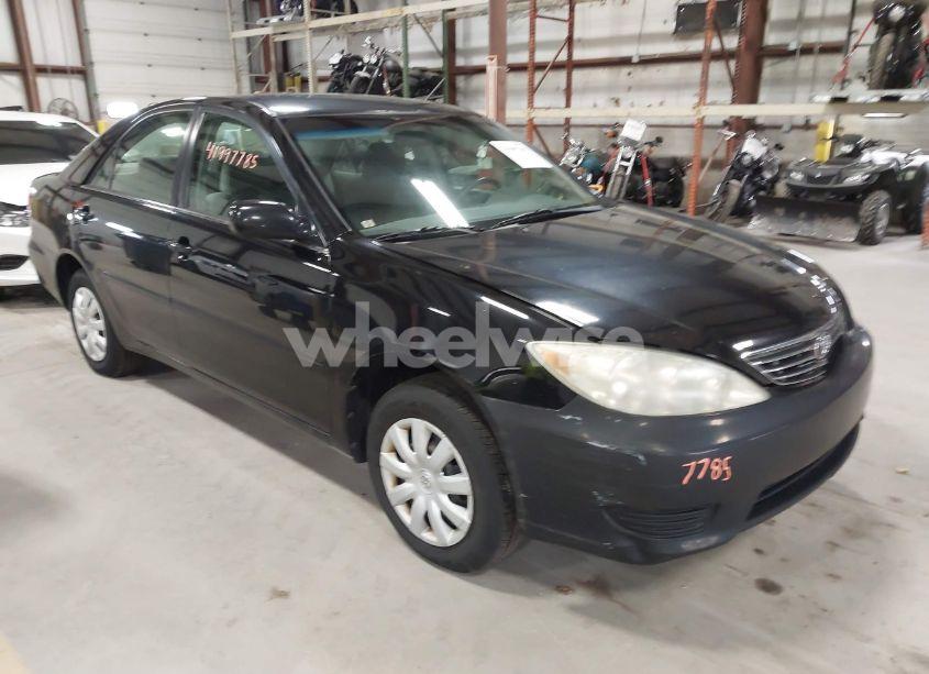 2005 Toyota Camry LE (VIN 4T1BE32K15U063789) main photo