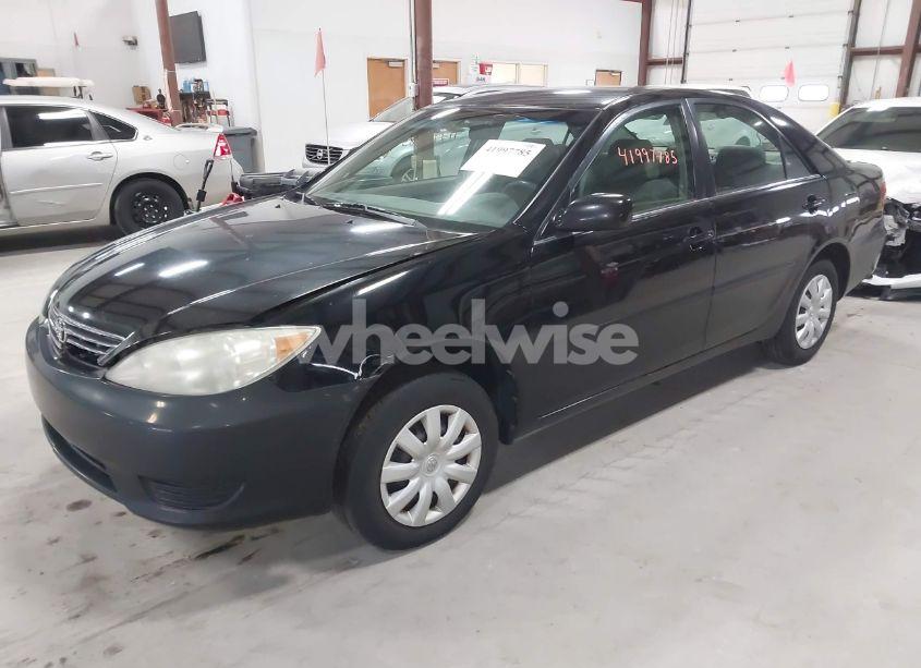 Photo 2 of 2005 Toyota Camry LE (VIN 4T1BE32K15U063789)