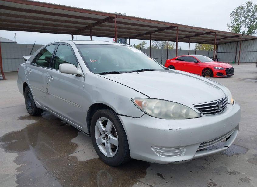 2005 Toyota Camry LE (VIN 4T1BE32K15U064604) main photo