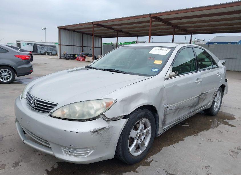 Photo 2 of 2005 Toyota Camry LE (VIN 4T1BE32K15U064604)
