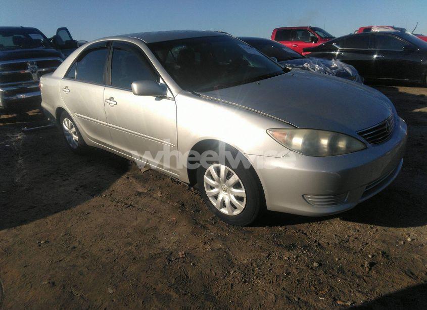 2005 Toyota Camry LE (VIN 4T1BE32K15U079183) main photo