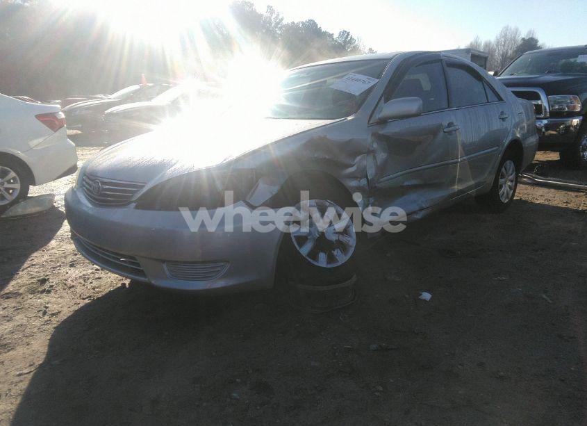 Photo 2 of 2005 Toyota Camry LE (VIN 4T1BE32K15U079183)