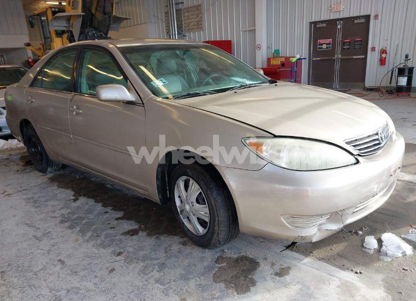 2005 Toyota Camry LE (VIN 4T1BE32K15U091074) main photo
