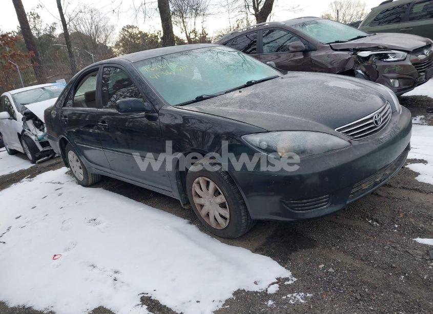 2005 Toyota Camry LE (VIN 4T1BE32K15U385655) main photo