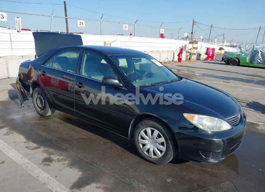 2005 Toyota Camry LE (VIN 4T1BE32K15U397207) main photo