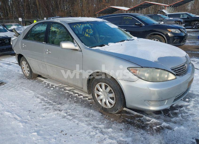 2005 Toyota Camry LE (VIN 4T1BE32K15U407332) main photo