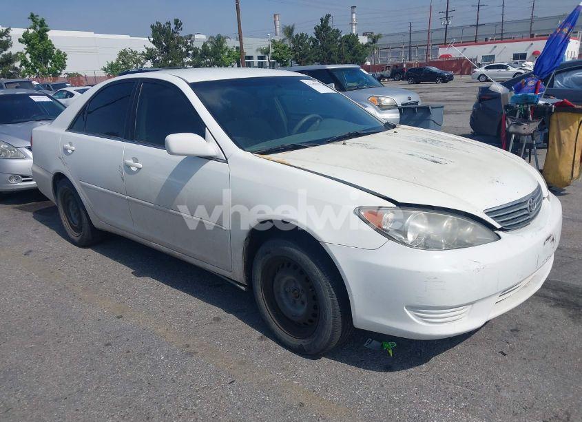 2005 Toyota Camry LE (VIN 4T1BE32K15U408206) main photo