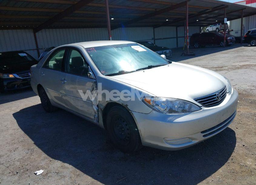 2005 Toyota Camry LE (VIN 4T1BE32K15U413499) main photo