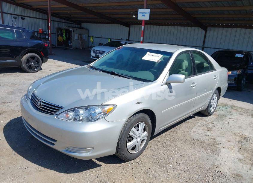 Photo 2 of 2005 Toyota Camry LE (VIN 4T1BE32K15U413499)
