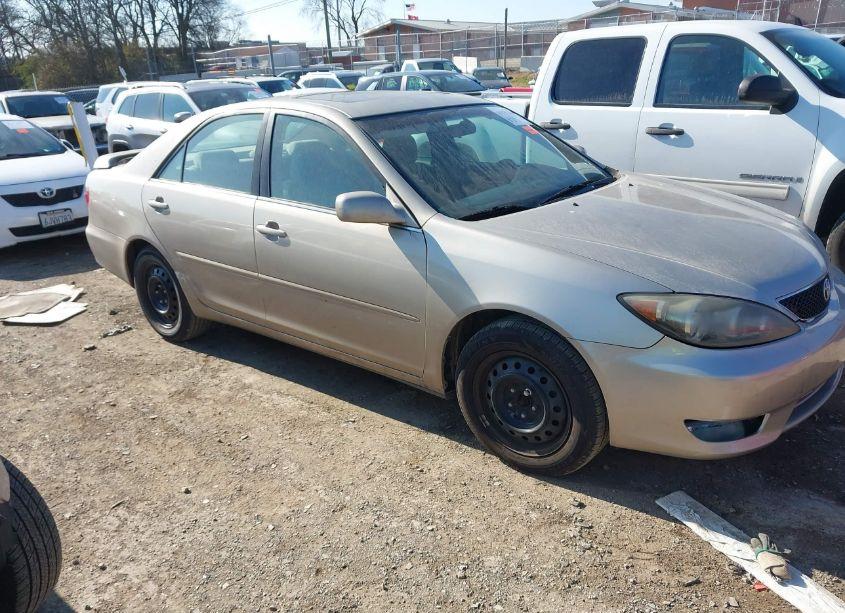 2005 Toyota Camry SE (VIN 4T1BE32K15U511335) main photo