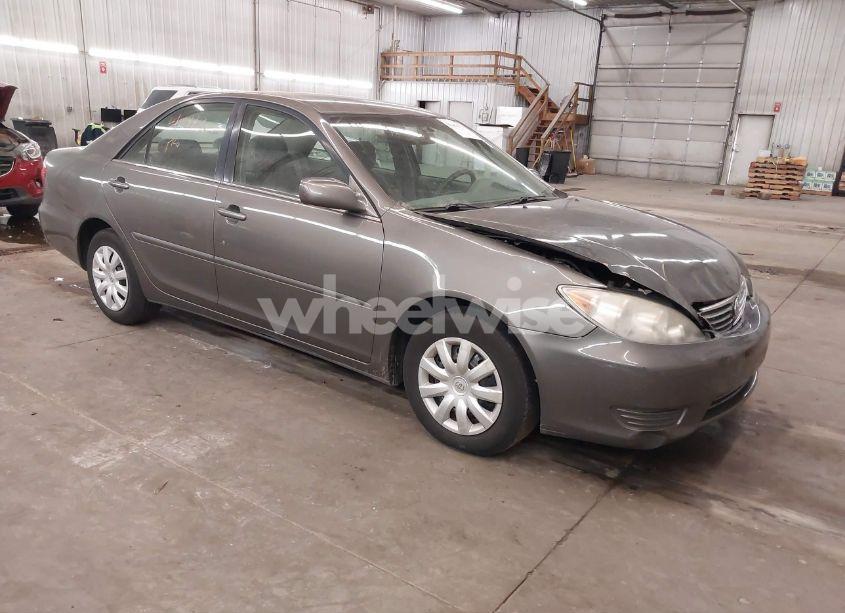 2005 Toyota Camry LE (VIN 4T1BE32K15U517541) main photo