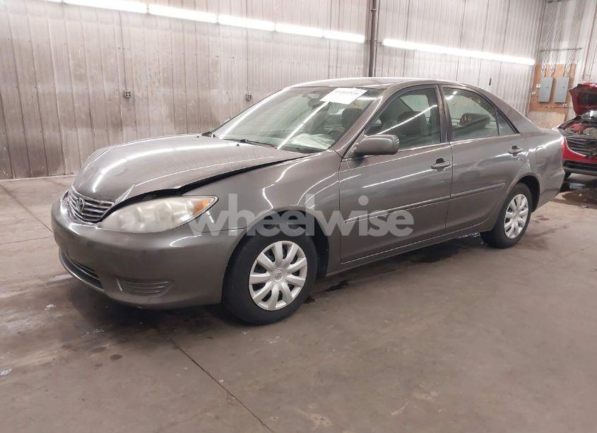 Photo 2 of 2005 Toyota Camry LE (VIN 4T1BE32K15U517541)