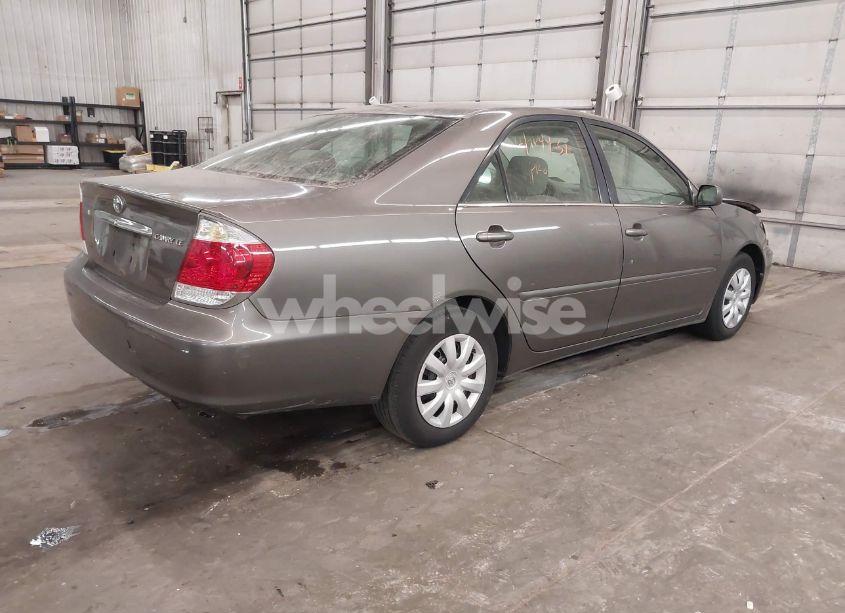 Photo 4 of 2005 Toyota Camry LE (VIN 4T1BE32K15U517541)