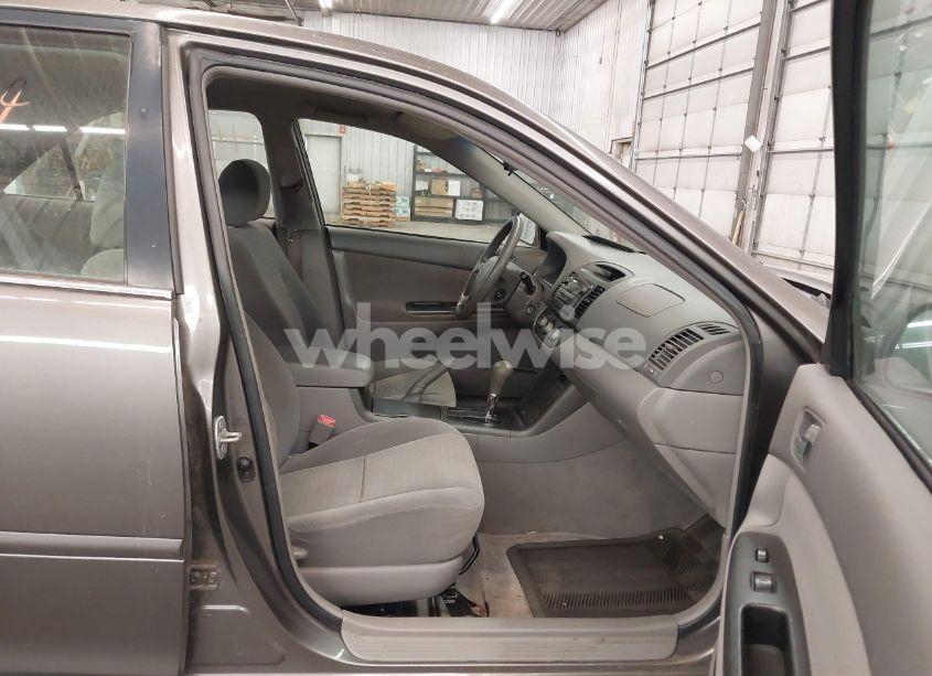 Photo 5 of 2005 Toyota Camry LE (VIN 4T1BE32K15U517541)