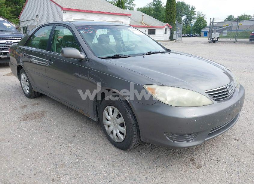 2005 Toyota Camry LE (VIN 4T1BE32K15U519127) main photo