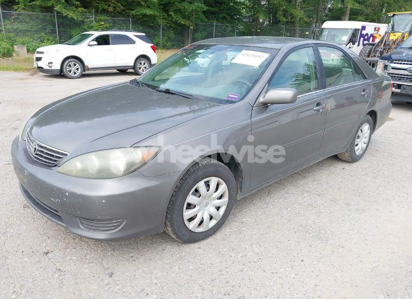 Photo 2 of 2005 Toyota Camry LE (VIN 4T1BE32K15U519127)