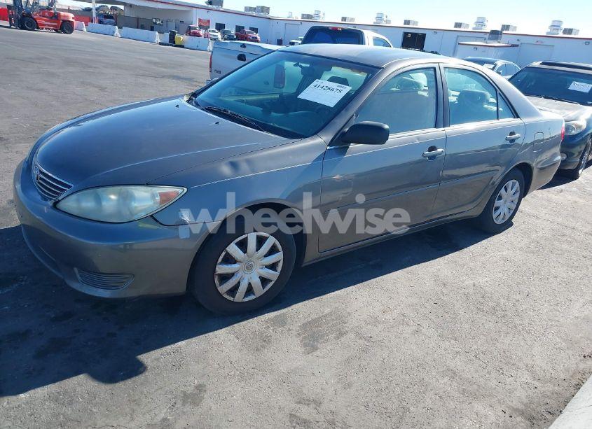 Photo 2 of 2005 Toyota Camry STD (VIN 4T1BE32K15U526272)