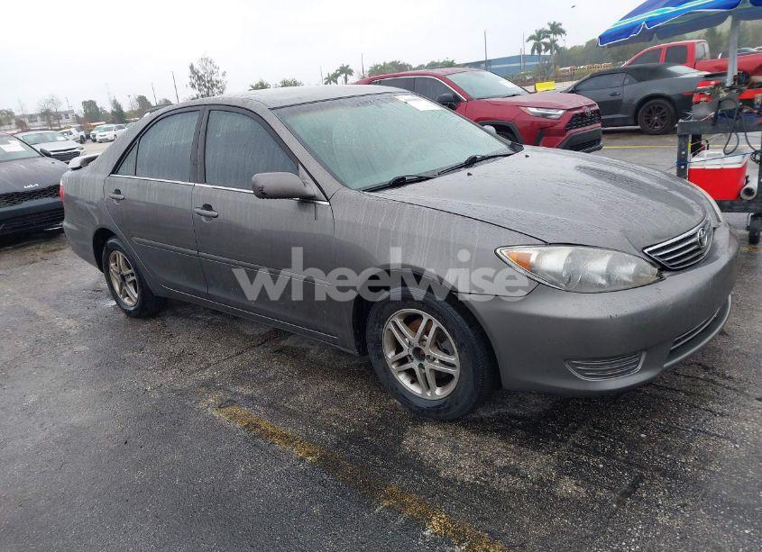 2005 Toyota Camry LE (VIN 4T1BE32K15U544349) main photo