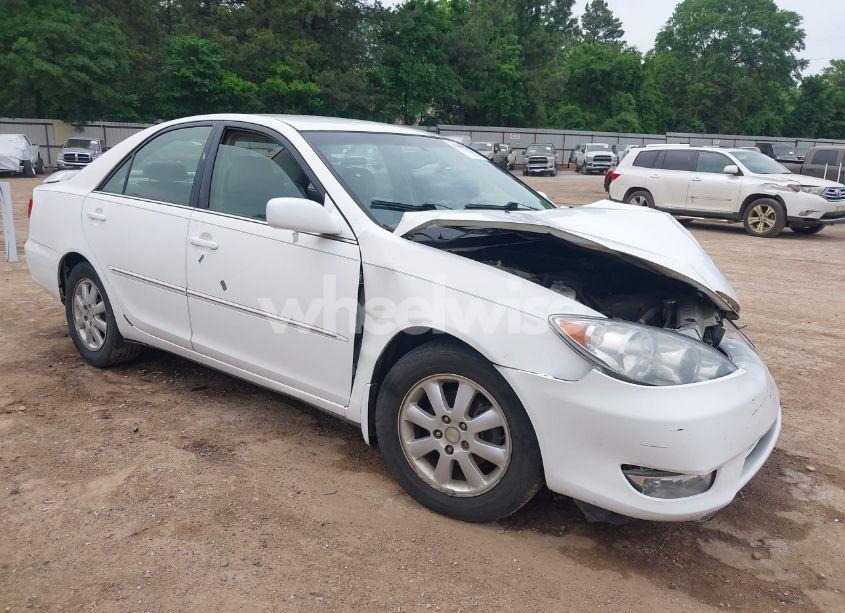 2005 Toyota Camry XLE (VIN 4T1BE32K15U580686) main photo