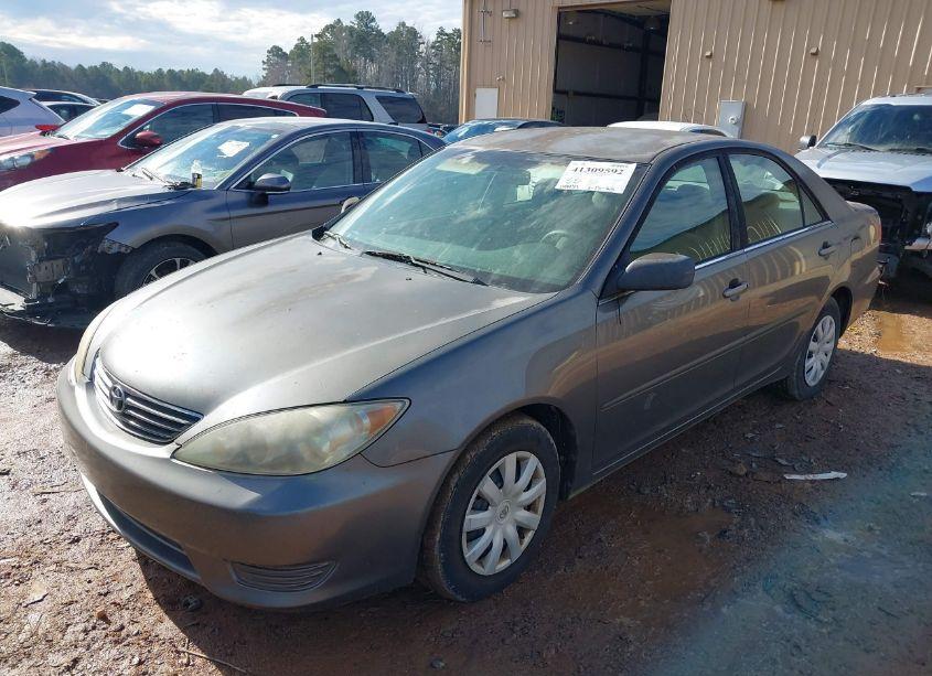 Photo 2 of 2005 Toyota Camry STD (VIN 4T1BE32K15U602055)