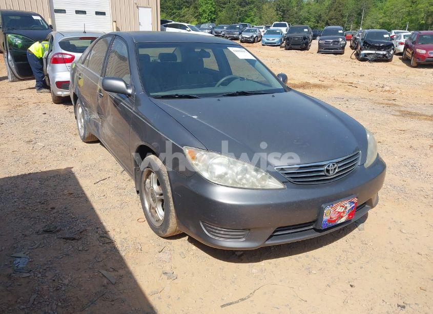 2005 Toyota Camry LE (VIN 4T1BE32K15U632513) main photo