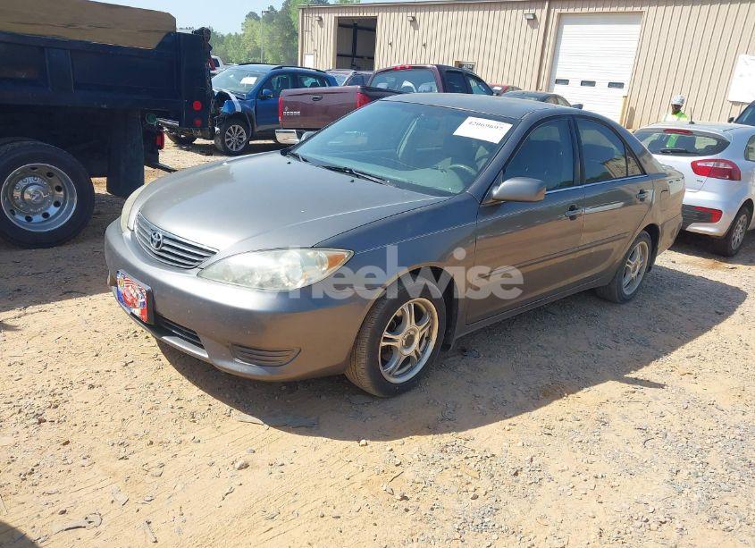 Photo 2 of 2005 Toyota Camry LE (VIN 4T1BE32K15U632513)