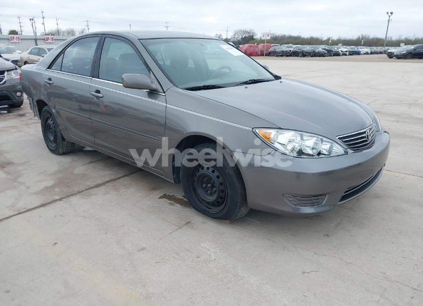 2005 Toyota Camry LE (VIN 4T1BE32K15U944136) main photo