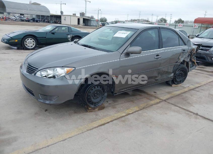 Photo 2 of 2005 Toyota Camry LE (VIN 4T1BE32K15U944136)