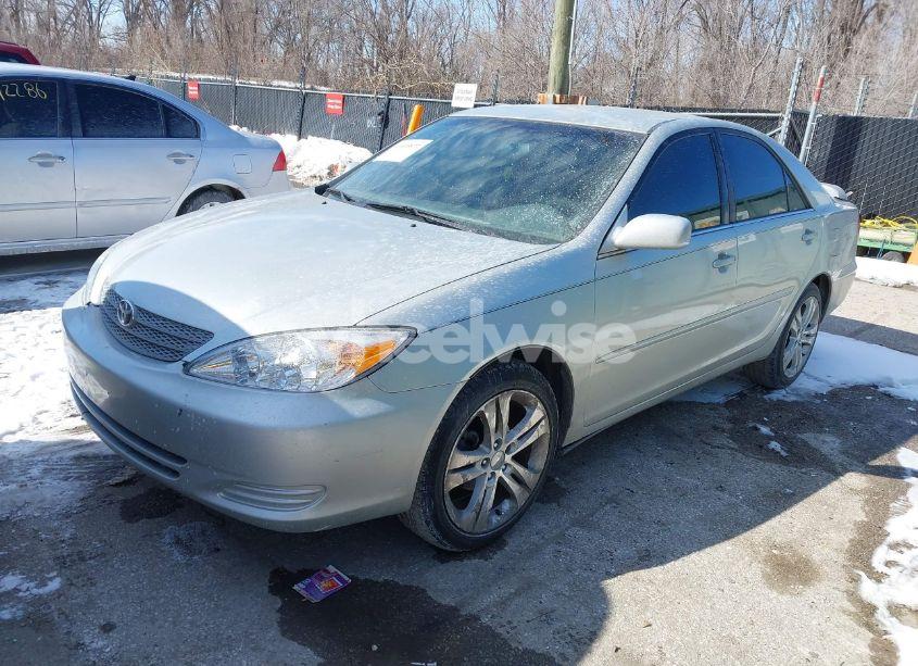 Photo 2 of 2002 Toyota Camry LE (VIN 4T1BE32K22U007923)