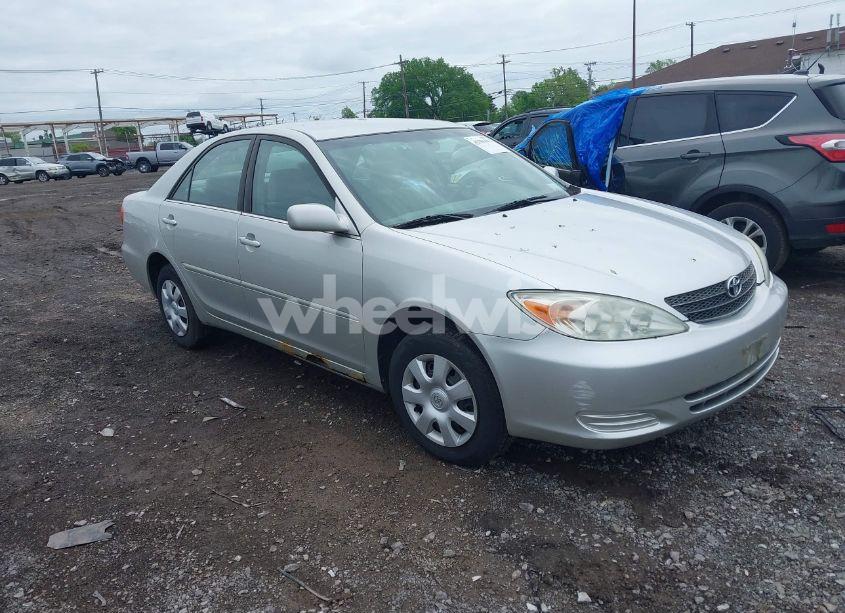 2002 Toyota Camry LE (VIN 4T1BE32K22U025242) main photo