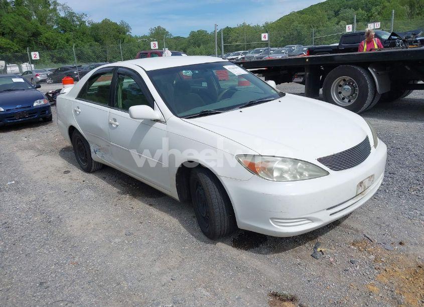 2002 Toyota Camry LE (VIN 4T1BE32K22U050769) main photo