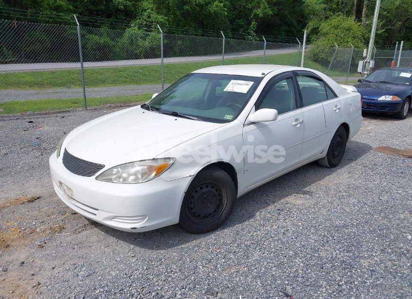 Photo 2 of 2002 Toyota Camry LE (VIN 4T1BE32K22U050769)