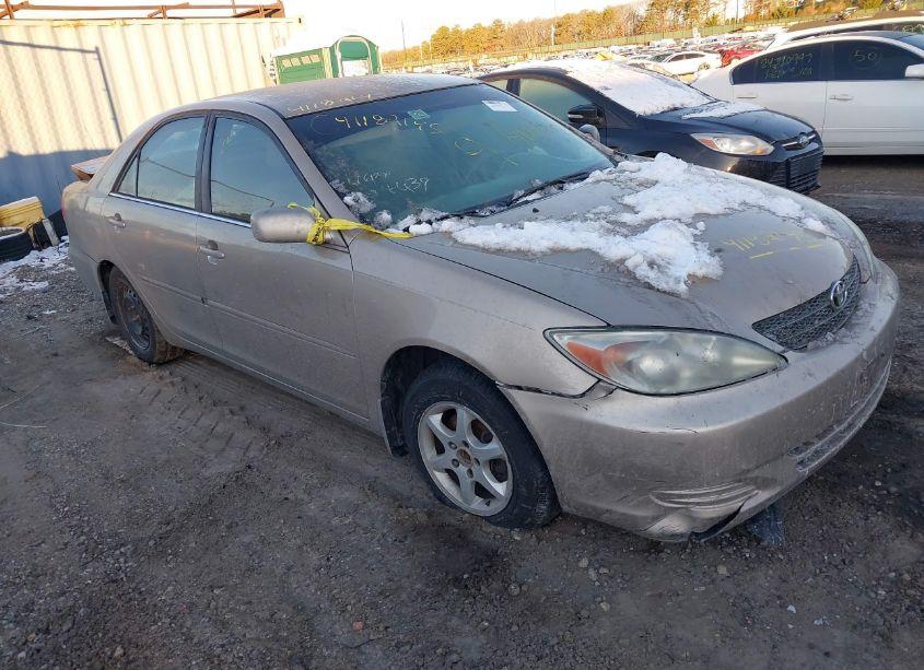 2002 Toyota Camry LE (VIN 4T1BE32K22U079592) main photo