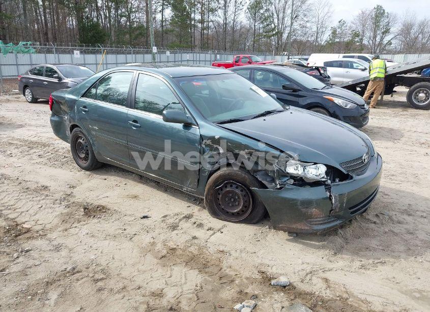 2002 Toyota Camry LE (VIN 4T1BE32K22U535607) main photo