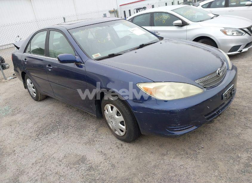 2002 Toyota Camry LE (VIN 4T1BE32K22U537793) main photo