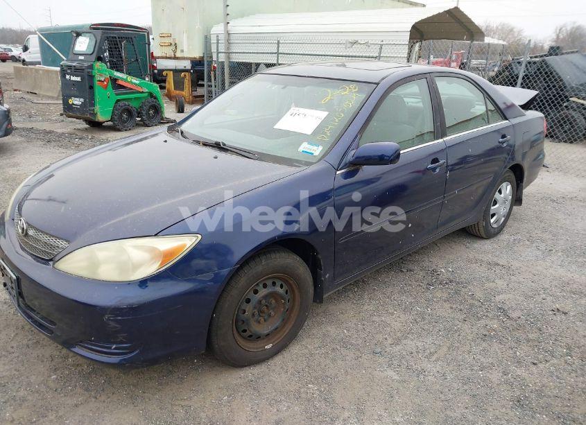 Photo 2 of 2002 Toyota Camry LE (VIN 4T1BE32K22U537793)