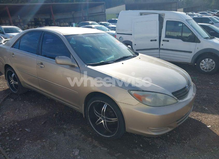 2002 Toyota Camry LE (VIN 4T1BE32K22U549085) main photo