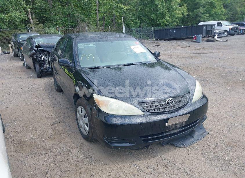 2002 Toyota Camry LE (VIN 4T1BE32K22U573418) main photo