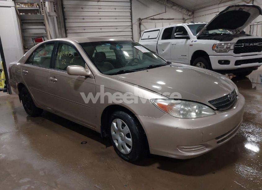 2002 Toyota Camry LE (VIN 4T1BE32K22U575069) main photo