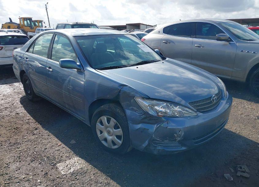 2002 Toyota Camry LE (VIN 4T1BE32K22U580563) main photo