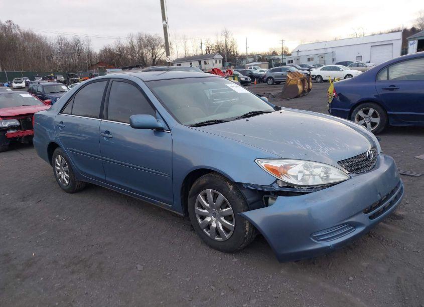 2002 Toyota Camry LE (VIN 4T1BE32K22U590297) main photo