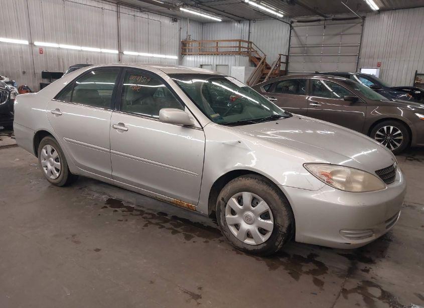 2002 Toyota Camry LE (VIN 4T1BE32K22U621760) main photo