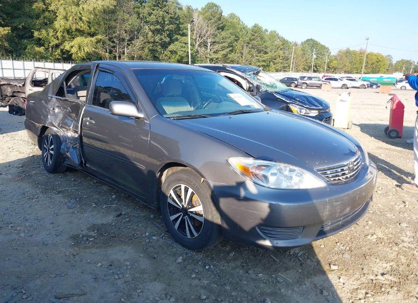 2003 Toyota Camry LE (VIN 4T1BE32K23U647275) main photo