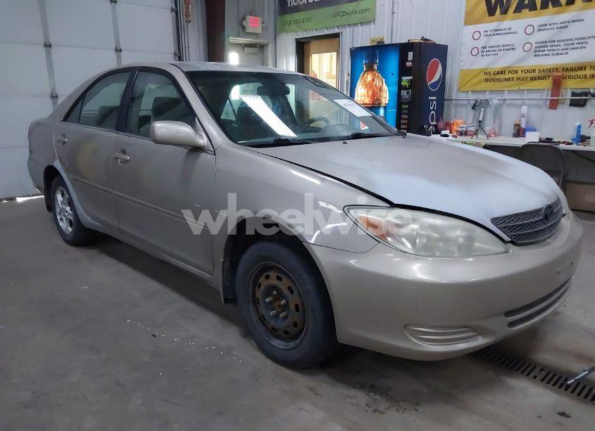 2004 Toyota Camry LE (VIN 4T1BE32K24U852256) main photo
