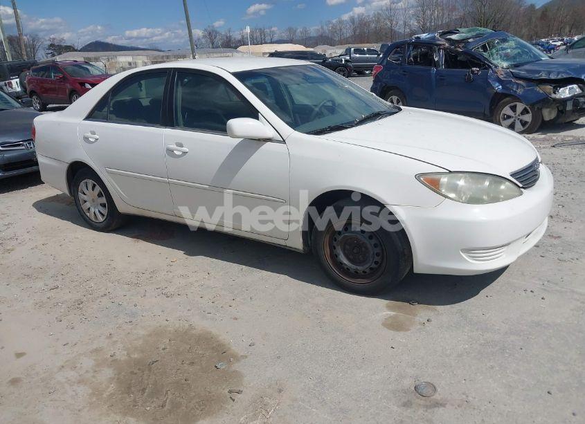 2005 Toyota Camry LE (VIN 4T1BE32K25U015248) main photo