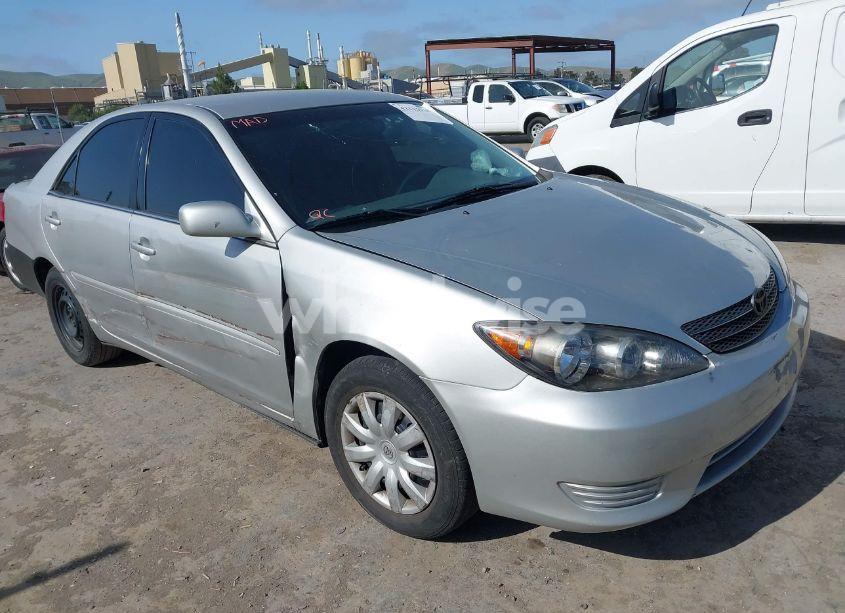 2005 Toyota Camry LE (VIN 4T1BE32K25U036505) main photo